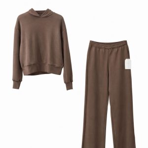 Chándal marrón con capucha